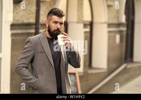 Geschäftsmann lumbersexual Erscheinungsbild genießen Sie Kaffee Pause aus Business Center. Entspannen und erholen Sie sich. Man bärtige hipster Pappbecher Kaffee trinken. Noch ein Schluck Kaffee. Kaffee trinken für Unterwegs. Stockfoto