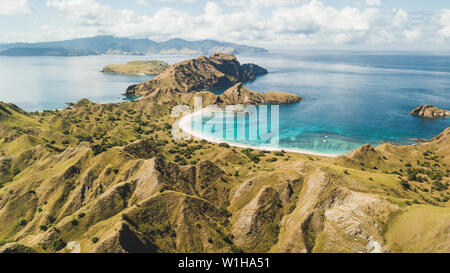 Antenne Panoramablick auf der Insel Padar im Komodo National Park, Indonesia. Drone schoß, Ansicht von oben. Grüne Hügel und unglaublich schöne Küste. Tropische Stockfoto