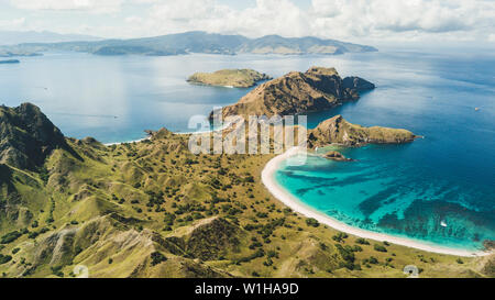 Antenne Panoramablick auf der Insel Padar im Komodo National Park, Indonesia. Drone schoß, Ansicht von oben. Grüne Hügel und unglaublich schöne Küste. Tropische Stockfoto