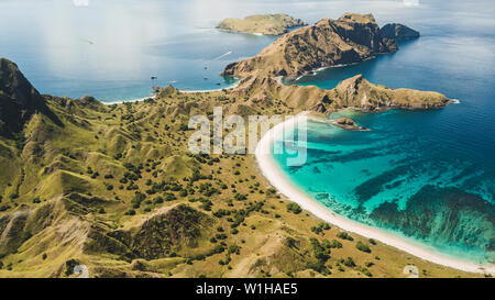 Antenne Panoramablick auf der Insel Padar im Komodo National Park, Indonesia. Drone schoß, Ansicht von oben. Grüne Hügel und unglaublich schöne Küste. Tropische Stockfoto