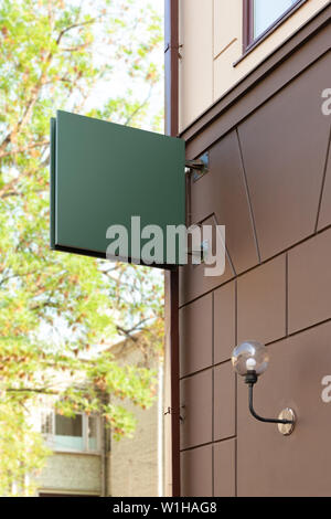 Leere grünes Quadrat outdoor Business signage Mock up. Stockfoto