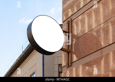 Weiße leere Runde outdoor Business signage Mock Up auf der granitmauer. Stockfoto