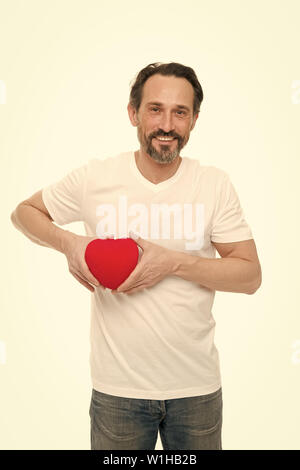 Herz-Attribut von Valentine. Herz Geschenk oder zu präsentieren. Gruß aus ehrlichem Herzen. Man bärtige Hipster halten Herz. Valentines Tag feiern. Liebe und romantische Gefühle Konzept. Verlieben. Mich zu Ihnen. Stockfoto