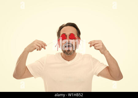Valentines Tag feiern. Liebe und romantische Gefühle Konzept. Herz-Attribut von Valentine. Herz Geschenk präsentieren. Man bärtige Hipster halten Herz. Romantischer Kerl verlieben. Gruß aus ehrlichem Herzen. Stockfoto