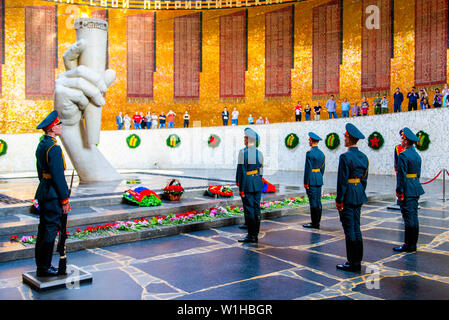 Wolgograd, Russland - 26. Mai 2019 - Änderung der Soldaten guard in Halle der militärischen Ruhm. In der Mitte der Halle ist die Skulptur einer Hand, die eine Taschenlampe mit Eterna Stockfoto