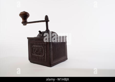 Pepper Grinder, Vintage brass Pfeffer Mühle auf weißem Hintergrund Stockfoto