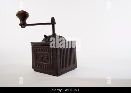Pepper Grinder, Vintage brass Pfeffer Mühle auf weißem Hintergrund Stockfoto