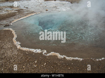 Das kristallklare Wasser von einem geothermischen Frühling in Island Stockfoto