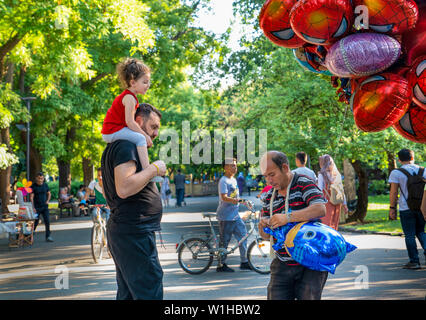 Ankara/Turkey-June 23 2019: Vati kaufen Ballon für seine Tochter. Konzept von Vater und Tochter. Für Damen, für Mädchen. Stockfoto