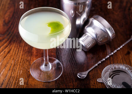 Einen delcious classic Daiquiri auf einer hölzernen Bar Zähler nach oben. Stockfoto