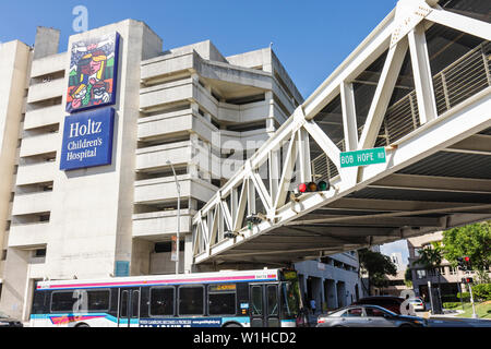 Miami Florida, Jackson Memorial Hospital, Gesundheitswesen, medizinischer Komplex, Holtz Children's Hospital, Gesundheitswesen, Gebäude, Gehweg, Gesundheitswesen, Metrobus, FL091008 Stockfoto