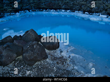 Die milchstrasse terhmal Wasser der Blauen Lagune in Island von Felsen umgeben Stockfoto