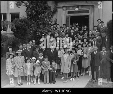 Oakland, Kalifornien. Mitglieder der Japanischen unabhängige Gemeindekirche an Ostern servic. . .; Umfang und Inhalt: Der vollständige Titel für dieses Foto liest: Oakland, Kalifornien. Mitglieder der Japanischen unabhängige Gemeindekirche an Ostern vor der Evakuierung. Umsiedler von japanischen Vorfahren im Krieg Umzug Zentren für die Dauer untergebracht werden. Stockfoto