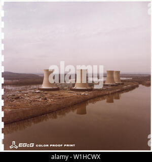 Oblique [View] TMI [Three Mile Island].; Umfang und Inhalt: Three Mile Island Nuclear Kraftwerk nach dem März nuklearen Unfall 1979, in der Susquehanna River widerspiegelt. Stockfoto