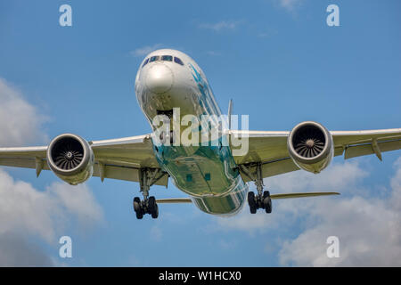 B -2737 China Southern Airlines Boeing 787-8 Dreamliner nähert sich der Flughafen London Heathrow nach einem Langstreckenflug. Stockfoto