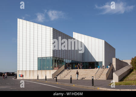 Außenansicht der Besucher und der Haupteingang Turner Galerie für Zeitgenössische Kunst in Ramsgate, Kent. Stockfoto