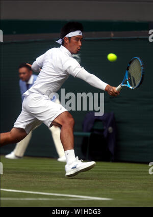 Wimbledon, London, UK. 2. Juli 2019. Yuichi Sugita von Japan in Aktion gegen Spaniens Rafael Nadal während der ersten Runde von Wimbledon heute. Nadal gewann das Match in zwei Sätzen. Quelle: Adam Stoltman/Alamy leben Nachrichten Stockfoto