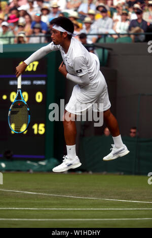 Wimbledon, London, UK. 2. Juli 2019. Yuichi Sugita von Japan in Aktion gegen Spaniens Rafael Nadal während der ersten Runde von Wimbledon heute. Nadal gewann das Match in zwei Sätzen. Quelle: Adam Stoltman/Alamy leben Nachrichten Stockfoto