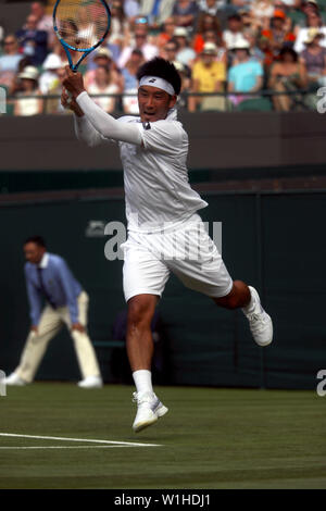 Wimbledon, London, UK. 2. Juli 2019. Yuichi Sugita von Japan in Aktion gegen Spaniens Rafael Nadal während der ersten Runde von Wimbledon heute. Nadal gewann das Match in zwei Sätzen. Quelle: Adam Stoltman/Alamy leben Nachrichten Stockfoto