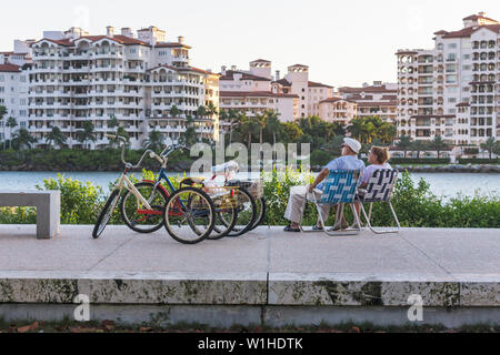 Miami Beach Florida, South Pointe Park, Point, Government Cut, Schifffahrtskanal, Waterfront, Blick auf Fisher Island, Wohnapartment mit Eigentumswohnung Stockfoto