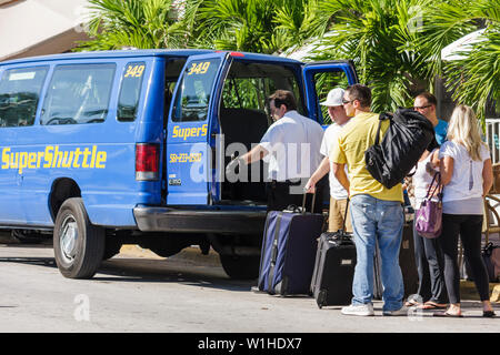 Miami Beach, Florida, Ocean Drive, Super Shuttle, Van, Flughafentransfer, Mann, Männer, Frau, Frauen, Fahrer, Gepäck, Koffer, Ladung, Laden, F Stockfoto