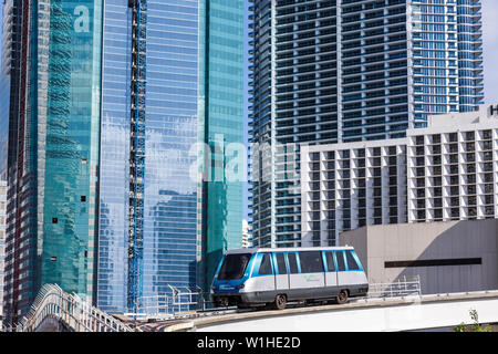 Miami Florida, Metromover, Nahverkehr, automatisierter Personenbeförderung, Zug, erhöhte Gleise, Hochhaus Wolkenkratzer Gebäude Bürogebäude, Stockfoto