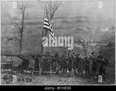 Eine der Kanonen von Batterie D, 105 Field Artillery, die amerikanische Flagge gehisst war nach dem letzten Schuß abgefeuert worden war, wenn der Waffenstillstand in Kraft getreten. Etraye, Frankreich., 11/11/1918; Allgemeine Hinweise: Verwenden Sie Krieg und Konflikt Nummer 712 bei der Bestellung eine Reproduktion oder Anforderung von Informationen zu diesem Bild. Stockfoto