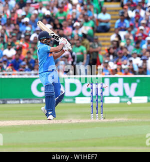 Edgbaston, 2. Juli 2019. Mohammed Shami Kälte durch Mustafizur Rahman während der WM-Spiel zwischen Indien und Bangladesch in Edgbaston am Dienstag. Se Stockfoto