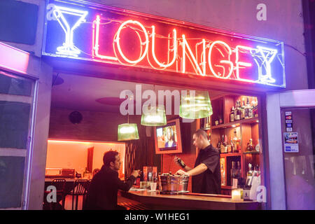 Miami Beach, Florida, Collins Avenue, Leon Bar, Lounge, alkoholische Getränke, Getränke, Spirituosen, Neonschild, Mann, Männer, Barkeeper, Kunde, Mann, Männer Stockfoto