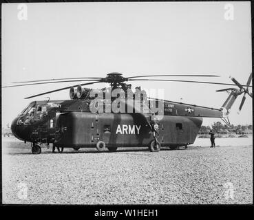 Eine der einzigartigen Stücke der Ausrüstung nach Vietnam vom 1.Kavallerie Division (Airmobile), U.S. Army brachte, ist der riesige Himmel Kran CH-54 Hubschrauber, die enorme Lasten heben können. Viet Nam Foto Service., 1958 - 1974; Allgemeine Hinweise: Verwenden Sie Krieg und Konflikt Nummer 400 bei der Bestellung eine Reproduktion oder Anforderung von Informationen zu diesem Bild. Stockfoto