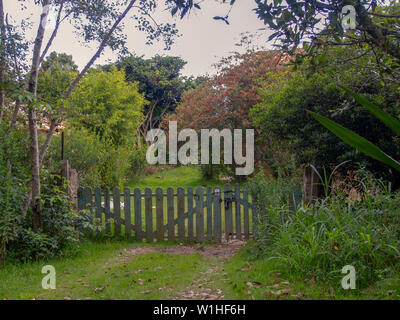 Holz- Bauernhof umgeben von üppiger Vegetation. Fotografie in einer Farm in der Nähe der kolonialen Stadt Villa de Leyva genommen, in den zentralen Anden Kolumbiens Stockfoto