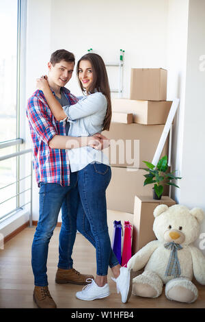 Glückliches junges Paar zusammen Umzug in neue Wohnung Stockfoto