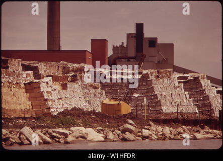 Papier in der Tonne - IM HOF DER FESTUNG HOWARD PAPER COMPANY AM UFER DES GREEN BAY Stockfoto