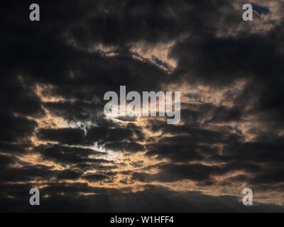 Scheint die Sonne durch die Wolken in Cambridge Großbritannien Stockfoto