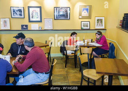 Naples, Florida, Ave Maria, geplante Gemeinde, College-Stadt, römisch-katholische Universität, Religion, Tom Monaghan, Gründer, Café, Café, Erwachsene Erwachsene Männer Stockfoto