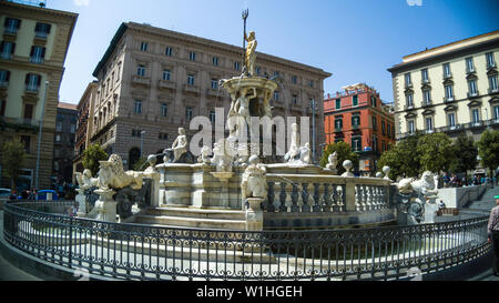 Der Neptunbrunnen am 'Piazza Municipio (Rathausplatz), Neapel, Italien. Stockfoto