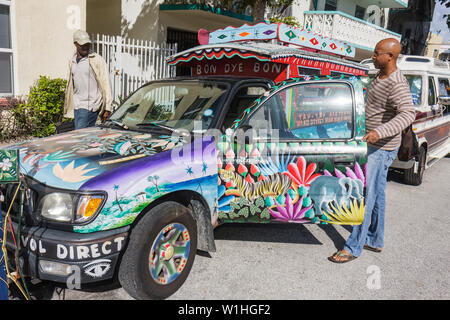 Miami Beach Florida, Tap Tap Cab, Taxis, Camionette, Haiti, Haitian, geteiltes Taxi, Taxis, Schwarze Männer männlich, Fahrer, geparkt, bunte Landschaft, bemalt, dekoriert, Stockfoto