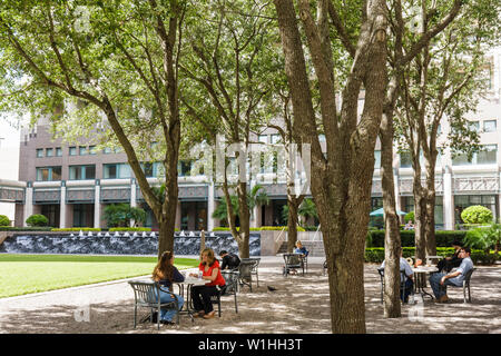 Orlando Florida, South Orange Avenue, Innenstadt, SunTrust Center, Bürokomplex, plaza, Bäume, Schatten, Frau weibliche Frauen, Mann Männer, Arbeiter, Arbeiter, Stockfoto