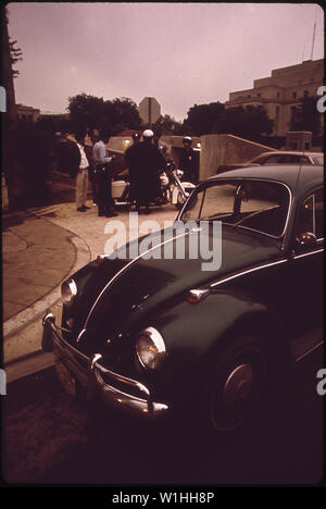 Polizei FRAGE FAHRER DES AUTOS, das war als gestohlen gemeldet Stockfoto