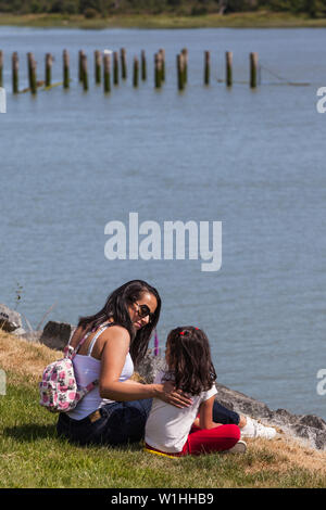 Mutter und Tochter ruht auf dem Steveston waterfront während Canada Day 2019 feiern in Britisch-Kolumbien Stockfoto