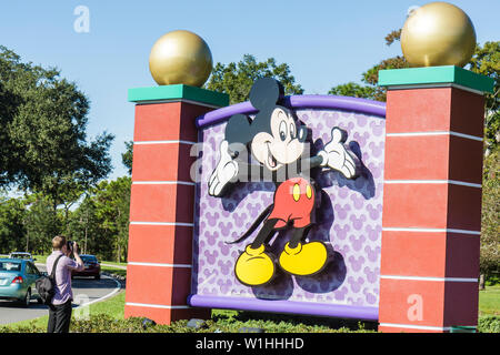 Orlando Florida, Buena Vista, Walt Disney World Resort, Eingang, Vorderseite, Schild, Mickey Mouse, Zeichentrickfigur, Themenpark, Unterhaltung, Männer Stockfoto