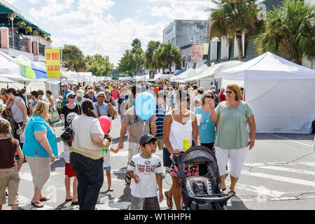 Mt. Mount Dora Florida, jährliche Handwerksmesse, besonderes Ereignis, Gemeinde, Straßenfest, Verkäufer Verkäufer, Stände Stand Händler Händler Markt Marke Stockfoto