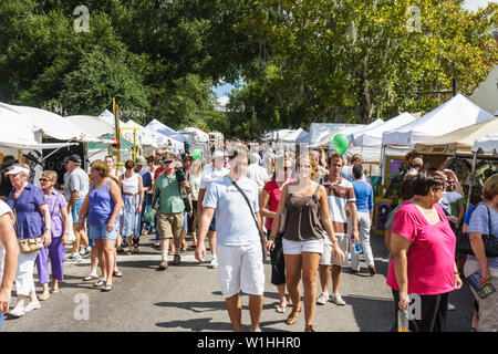 Mt. Mount Dora Florida, jährliche Handwerksmesse, besondere Gemeinschaft, Straßenfest, Verkäufer Stallstände Stand Markt Markt Markt, Käufer Kauf Verkauf, t Stockfoto