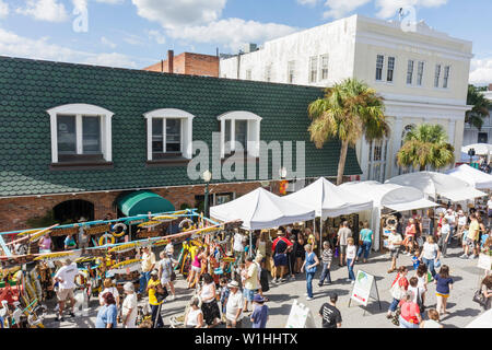 Mt. Mount Dora Florida, jährliche Handwerksmesse, besondere Gemeinschaft, Straßenfest, Verkäufer Stallstände Stand Markt Markt Markt, Käufer Kauf Verkauf, t Stockfoto