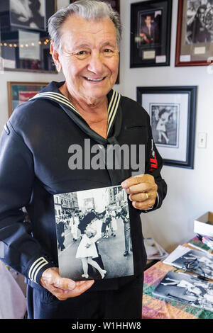 Mt. Mount Dora Florida, jährliche Handwerksmesse, Kunstgalerie, Nostalgie, Seemann küsst Mädchen auf dem Times Square, Alfred Eisenstaedt, 2. Weltkrieg V J Tag, 1945, berühmtes Foto, m Stockfoto