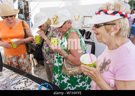 Mt. Mount Dora Florida, jährliche Handwerksmesse, besonderes Ereignis, Gemeinde, Straßenfest Stände Stand Verkäufer Verkäufer, Händler, Markt, Markt, Käufer b Stockfoto