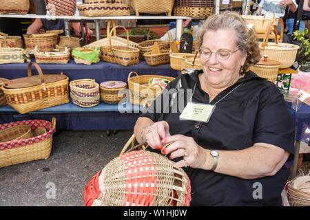 Mt. Mount Dora Florida, jährliche Handwerksmesse, besondere Gemeinschaft, Straßenfest, Verkäufer, Stände Stand Stand Markt Kauf Verkauf, Zelt, Handwerker, Korb Stockfoto