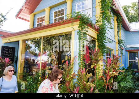 Mt. Mount Dora Florida, jährliche Handwerksmesse, besondere Veranstaltung, Gemeinde, Straßenfest, Bungalow, Boutique, Geschäft, Schaufenster, malerisch, Weinstock, Garten, Erwachsene Erwachsene w Stockfoto