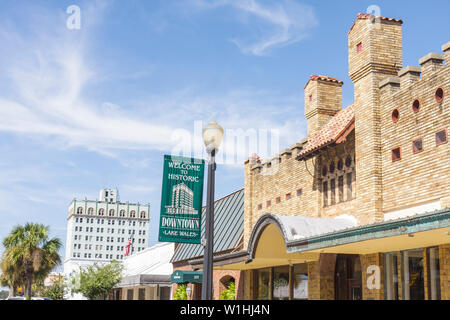 Lake Wales Florida, historische Innenstadt, Bezirk, Backsteingebäude, Straßenlaterne, Banner, Architektur FL091025225 Stockfoto