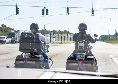 Florida West Frostproof, US Highway Route 27, rote Ampel, Verkehr, Kreuzung, Ecke, Stopp, Custom Bike, Motorrad, Cruiser, Touren, Mann Männer männlich, Frau femal Stockfoto